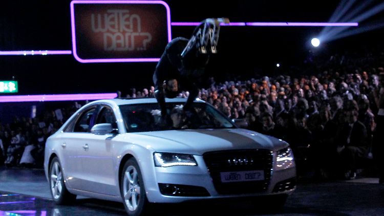 Mit Sprungfedern wollte Samuel K. über Autos springen.