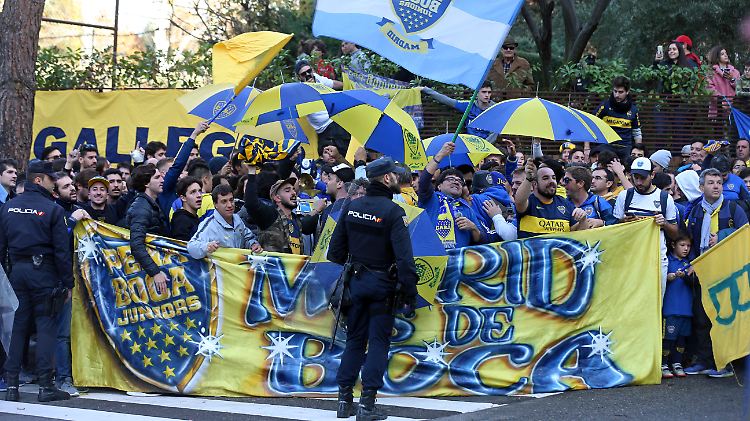 Obwohl die Reise unglaublich teuer ist: Viele Fans von Boca Juniors feiern schon am Samstag in Madrid.