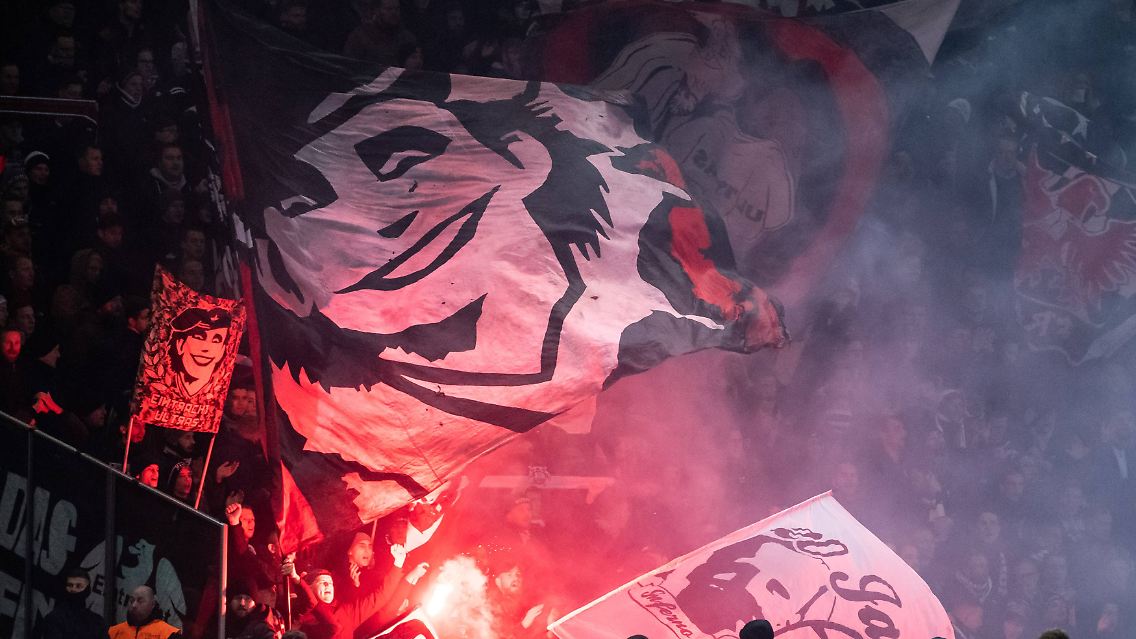 Beim Spiel gegen Hertha BSC brannte es heftig.