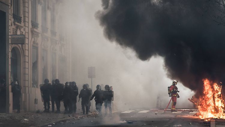 Zahlreiche brennende Autos verursachten Rauchschwaden über Paris.