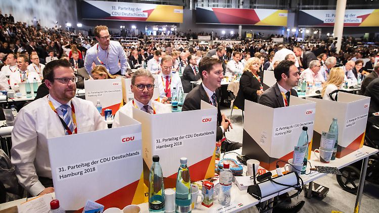 Wenn es um Personen und Ämter ging, wurde in Hamburg in kleinen Tischkabinen gewählt.
