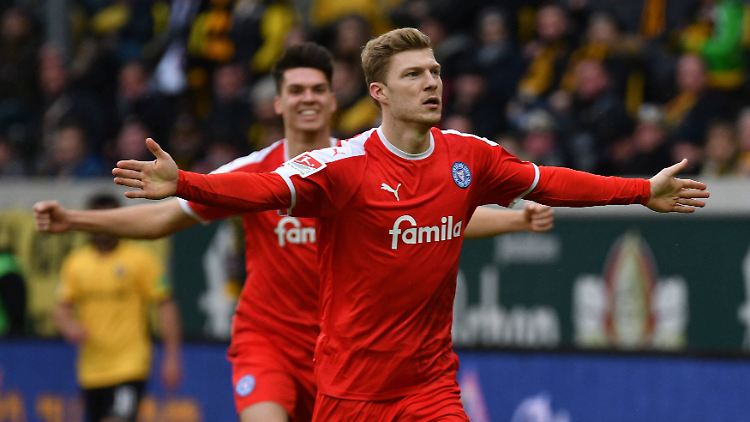 Alexander Mühling lässt sich feiern: Er leitet mit seinem 1:0 den Sieg der Kieler in Dresden ein.