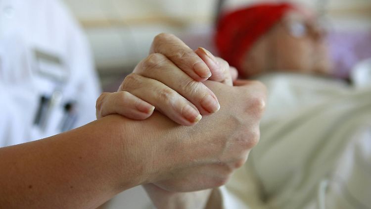 Die Frau wurde mit Medikamenten, Physiotherapie und operativen Eingriffen behandelt. (Symbolbild).