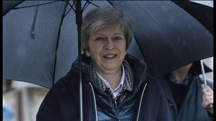 May lächelt tapfer weiter.