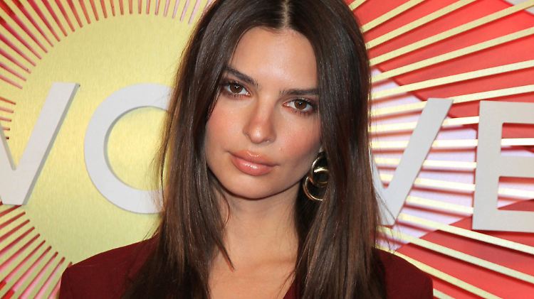 Emily Ratajkowski vertreibt jetzt nicht mehr nur Bikinis, sondern auch Dessous.