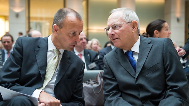 Schäuble und Merz bei einer Konferenz im Jahr 2015.