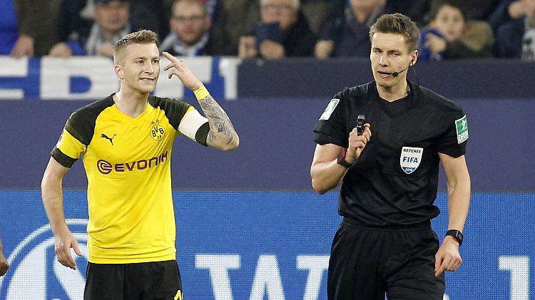 BVB-Kapitän Marco Reus ist mit dem Elfmeterentscheidung von Schiedsrichter Daniel Siebert augenscheinlich nicht einverstanden.