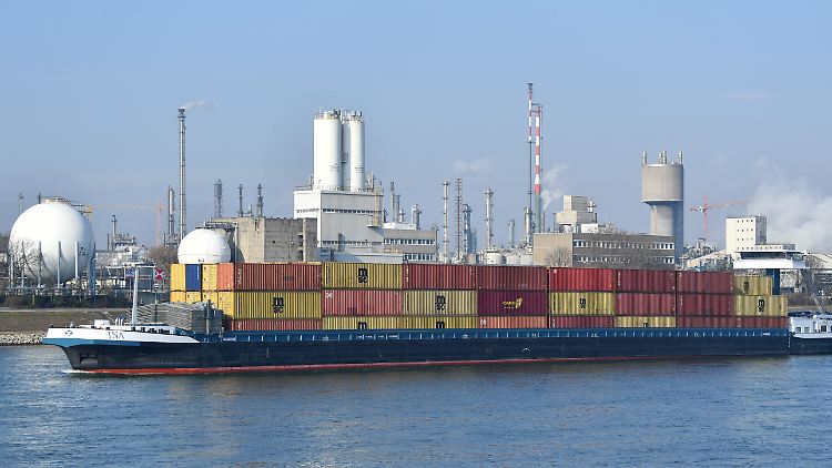 Wichtige Verkehrsader: Die Rheinschifffahrt ist für Chemiekonzerne wie BASF ein zentraler Bestandteil der Logistik.