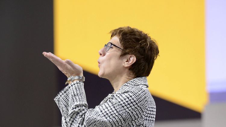Mit gerade mal 51,75 Prozent setzte sich Annegret Kramp-Karrenbauer, auch AKK genannt, bei der Wahl zur Parteichefin durch.