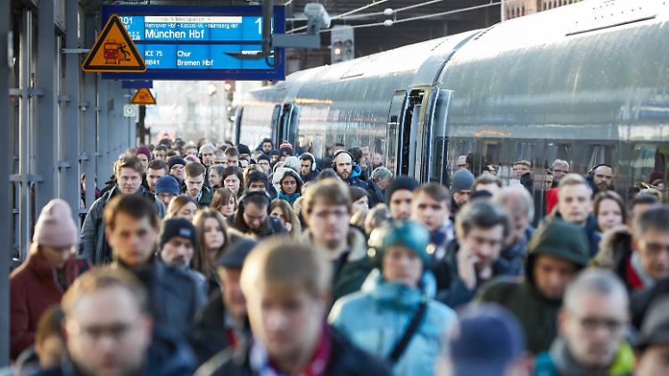 Auch nach Ende des Warnstreiks um 9.00 Uhr gab es noch über Stunden Zugausfälle und Verspätungen.