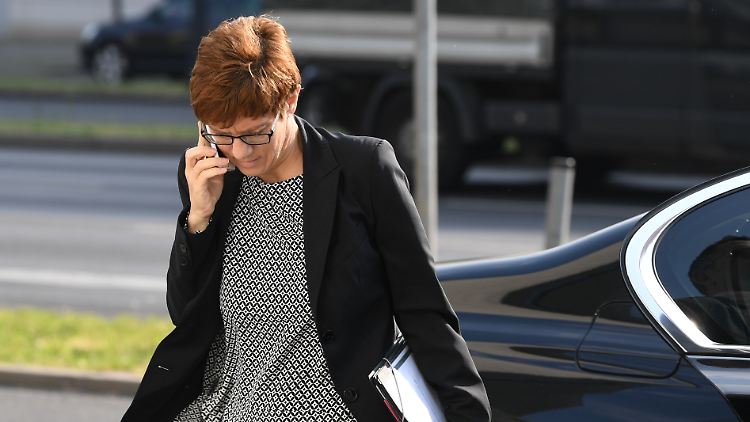 Die Zahl der Anrufe, "die die Grenze des guten Umgangs und Geschmacks" verletzten, habe stark zugenommen, sagt Kramp-Karrenbauer.