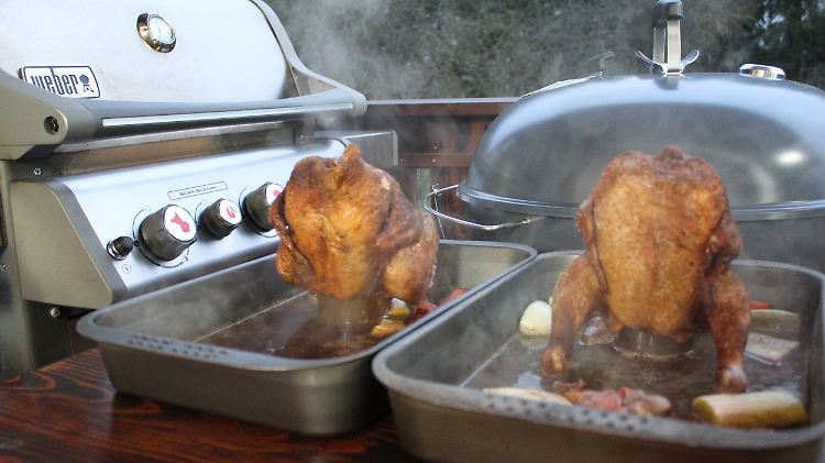 Ebenso wie bei den Bierhähnchen (hier im Bild) wird die Ente auf ein Glas gesetzt, nur eben mit Rotwein statt mit Bier.