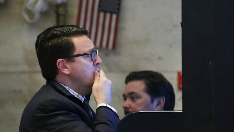 Mit sorgenvoller Miene betrachtet ein Mann an der New Yorker Börse die Kurse.