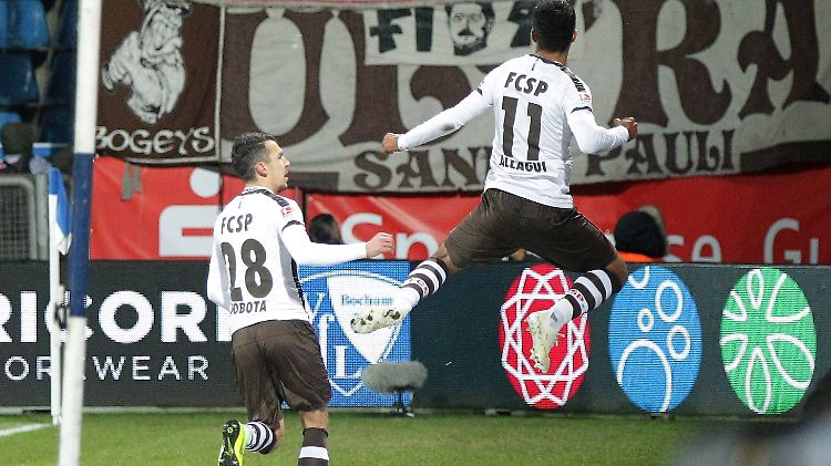 Sami Allagui (r.) hebt nach seinem Treffer zum 1:0 ab.