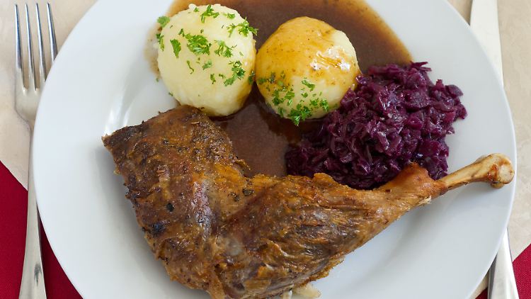 Plätzchen, Stolle - und dann noch der Weihnachtsbraten: Zum Jahresende ist es besonders leicht, sich ein paar Kilos mehr draufzufuttern.