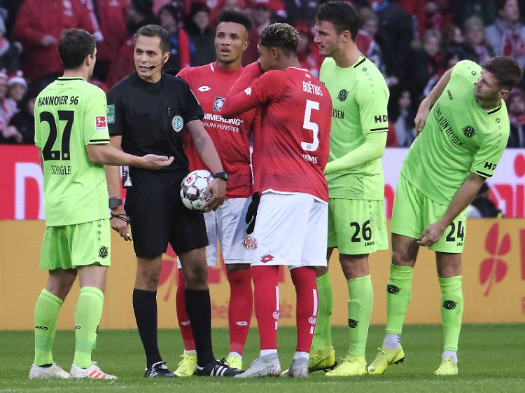 Videobeweis-Ärger wie bei der Bundesligapartie zwischen dem 1. FSV Mainz 05 und Hannover 96 soll künftig mithilfe von Ex-Profis vermieden werden.