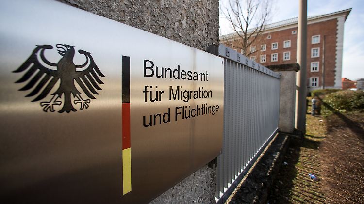 Endlose Überstunden gehörten für viele zum Alltag: Das Bamf war unter anderem 2015 und 2016 komplett überlastet.