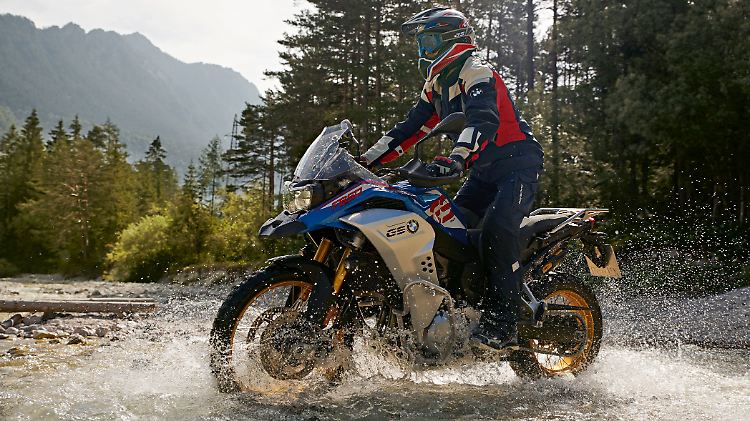 Die BMW F 850 GS Adventure geht auch durch grobes Geläuf.