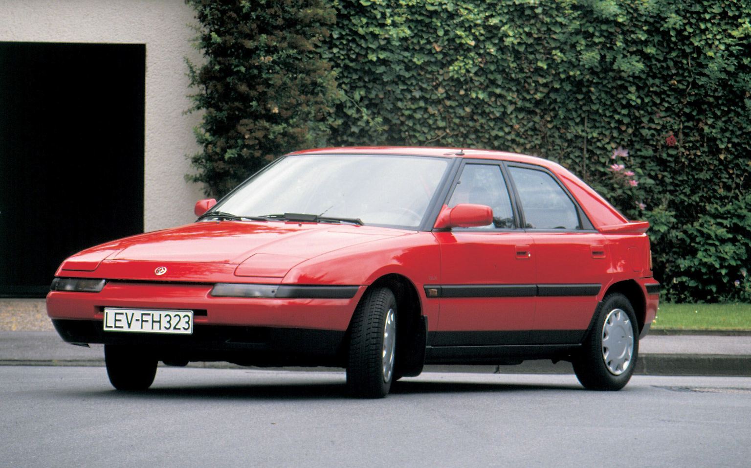 Der Mazda 323 F schlug 1989 ein wie eine Bombe. Jung, dynamisch und mit "Schlafaugen" fuhr der Japaner als das dynamischste Alltagsauto des Jahrgangs vor.
