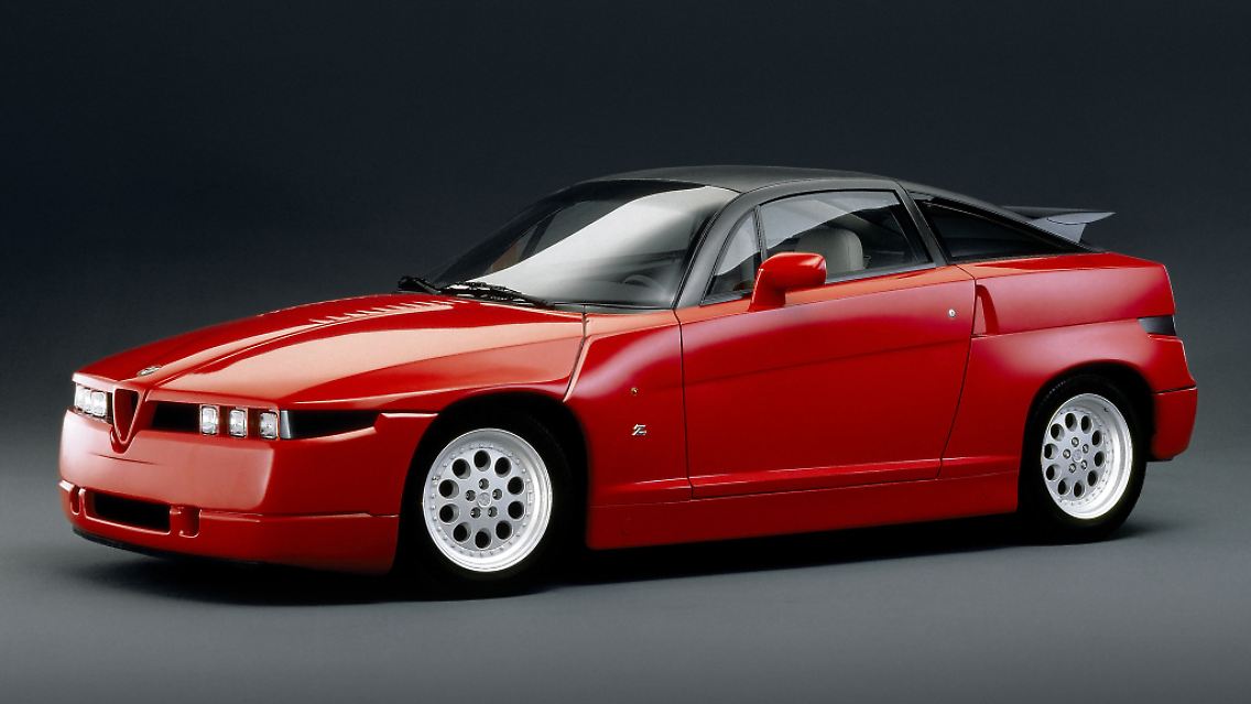 Nicht minder legendär ist der Alfa Romeo SZ der 1989 als Coupé mit einem 3,0-Liter-V6 und 210 PS auf den Markt krachte. Allerdings riefen die Italienetr für ihr Prachtstück auch gleich mal Preise ab 102.000 DM auf. Ein Umstand der die Nachfrage stark eingrenzte.