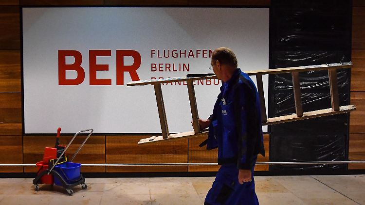 Ein Arbeiter trägt eine Leiter durch den künftigen Hauptstadtflughafen.