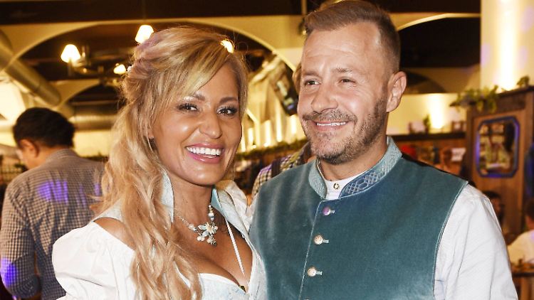 Ob die junge Ehe das wohl übersteht? Willi Herren mit seiner Frau Jasmin.