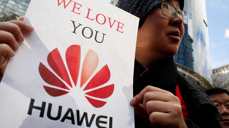 Eine chinesische Frau protestiert in Kanada für die Freilassung von Huawei-Finanzchefin Meng Wanzhou.
