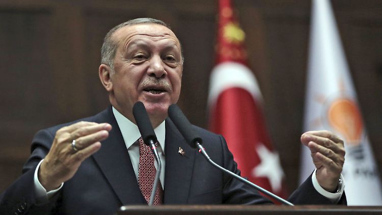 Recep Tayyip Erdogan, Präsident der Türkei, spricht bei einer Sitzung von Parlamentariern seiner regierenden Partei AKP.