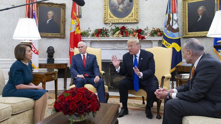 Nancy Pelosi, Mike Pence, Donald Trump und Chuck Schumer streiten live im TV.