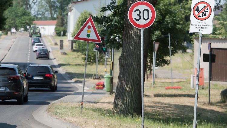 An das vorgeschriebene Tempo auf der Umleitungsstrecke hielten sich zahlreiche Autofahrer nicht.