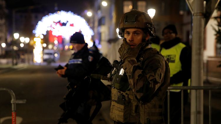Die Polizei sichert die Innenstadt.