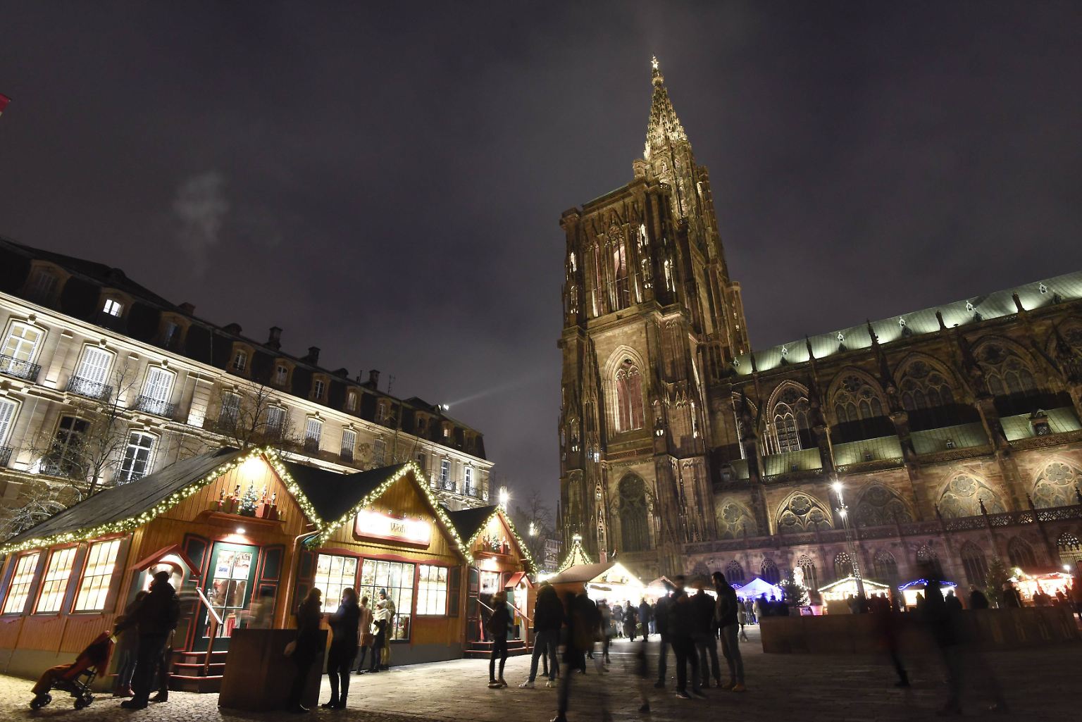 In unmittelbarer Nähe zum Weihnachtsmarkt im elsässischen Straßburg ist es zu einer Schießerei mit möglicherweise terroristischem Hintergrund gekommen.