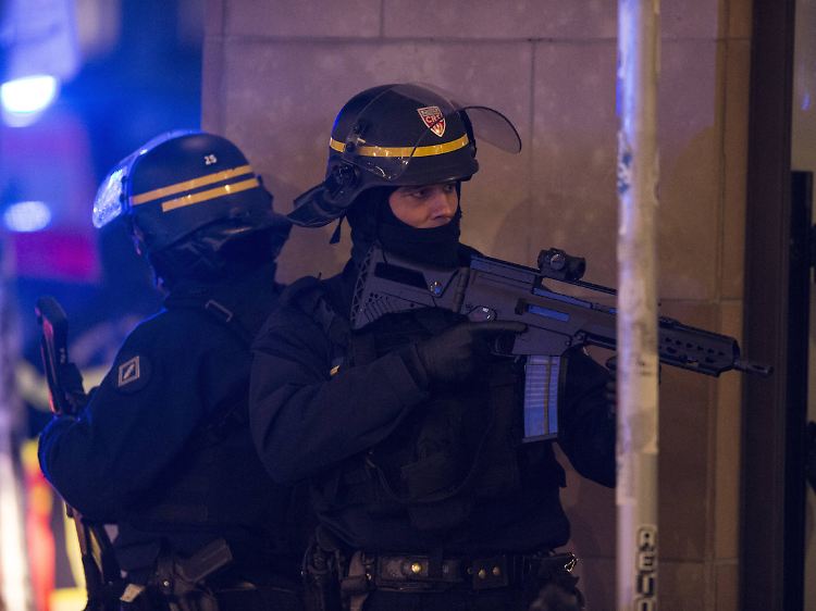 Kriegsähnliche Zustände in den Straßen von Straßburg: Schwer bewaffnete Polizisten halten Ausschau nach dem Angreifer.