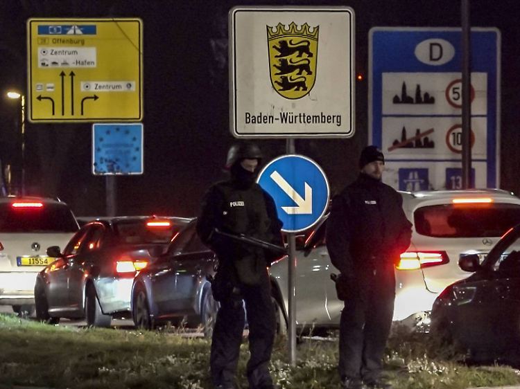 Großfahndung in der Region an der deutschen Grenze: Schwer bewaffnete Polizisten kontrollieren Fahrzeuge am Übergang bei Kehl.
