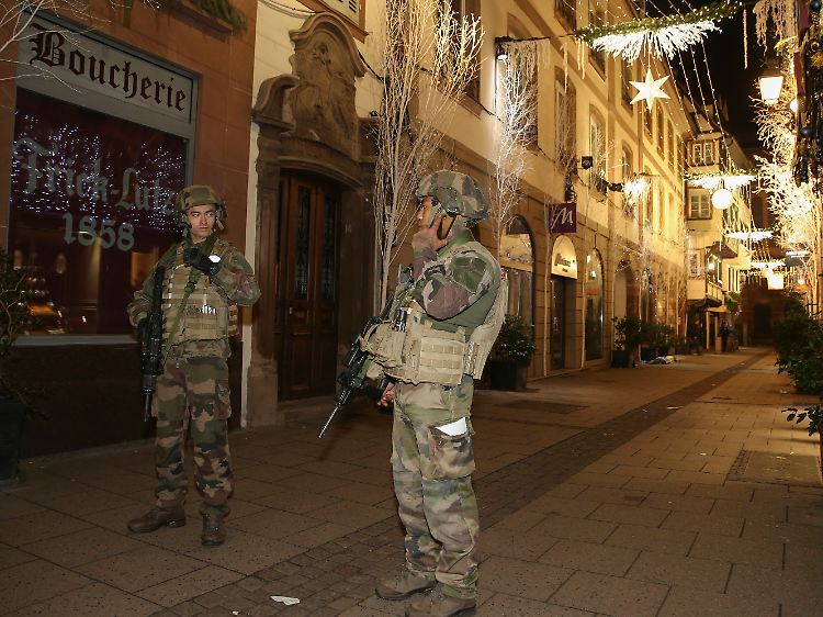 Militär im Anti-Terror-Einsatz: In der abgeriegelten Innenstadt von Straßburg patrouillieren schwer bewaffnete Soldaten.