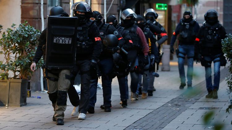 Französische Spezialeinheiten in Straßburg: Der Attentäter ist bewaffnet, gilt als hochgefährlich und ist möglicherweise verletzt.