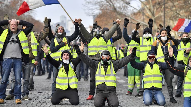 Die "Gelbwesten" blockieren Straßen im ganzen Land und protestierten an mehreren Samstagen in Folge.