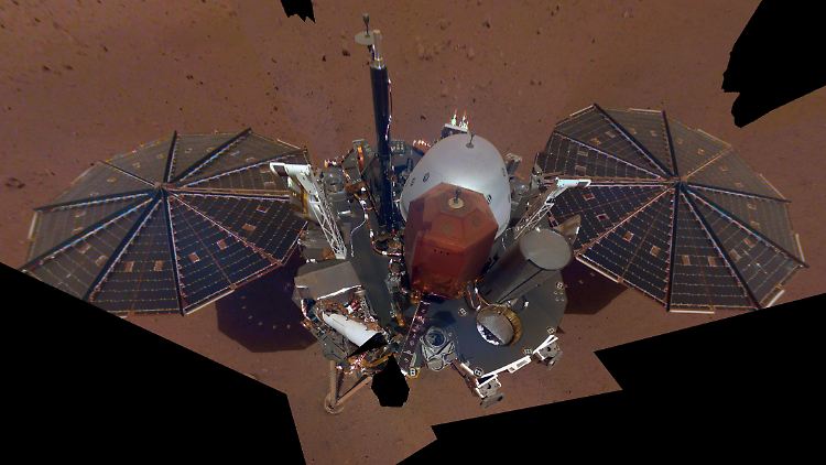Mithilfe der Kamera an ihrem Roboterarm hat sich die Mars-Sonde "InSight" selbst fotografiert. 