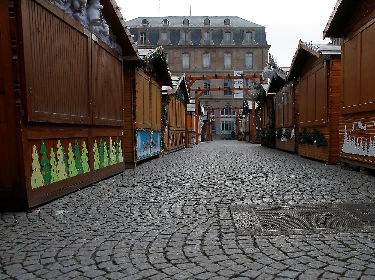 Der weltberühmter Straßburger Weihnachtsmarkt bleibt vorerst geschlossen: Blick in die Reihen des Christkindelsmaerik am Morgen nach den tödlichen Schüssen.