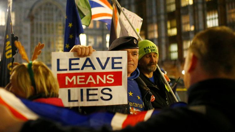Brexit-Gegner protestieren vor dem britischen Parlament. Theresa May kann es keiner Seite recht machen.