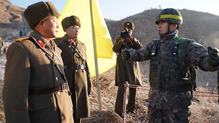Nord- und südkoreanische Soldaten bei einem Treffen an der militärischen Demarkationslinie.