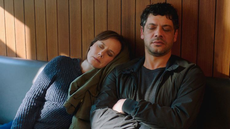 Bekommen zu wenig Schlaf: Tobler (Eva Löbau) und Weber (Carlo Ljubek).
