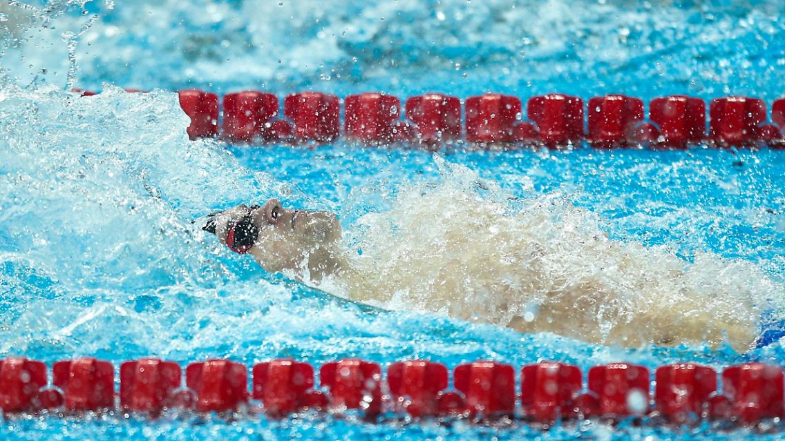 Christian Diener schwimmt über 100 Meter Rücken hinterher