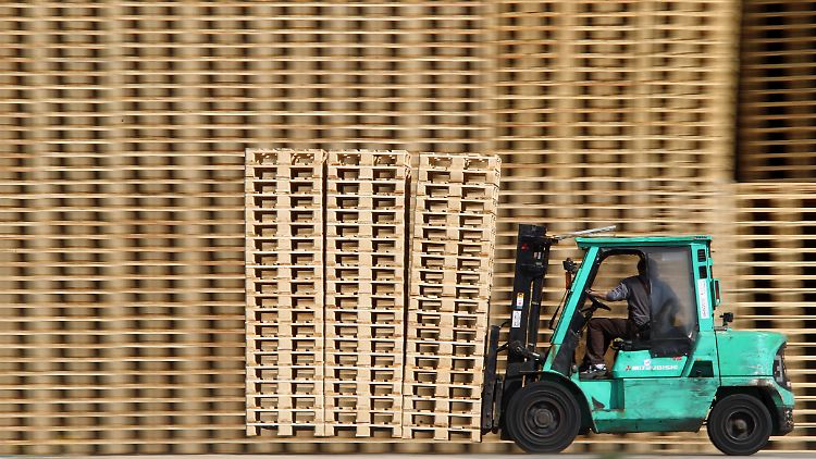 Weil die deutsche Industrie im Boom so dringend Paletten brauchte, mussten im vergangenen Jahr bei vielen Herstellern die Mitarbeiter in Samstagsschichten arbeiten und Überstunden machen.