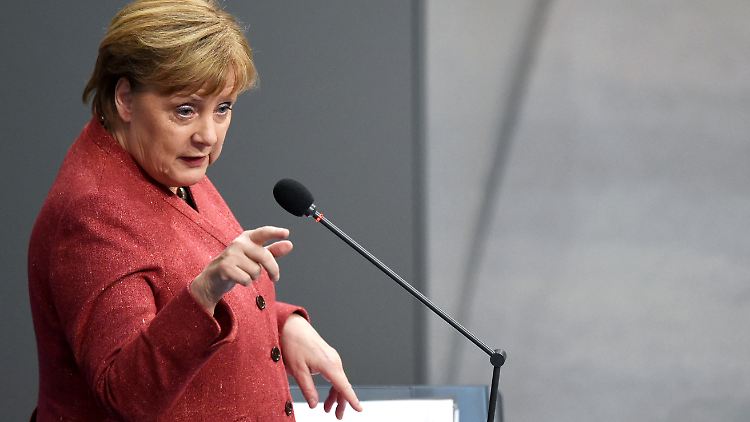 Angela Merkel antwortet auf eine Frage aus der AfD-Fraktion.