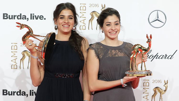 Sarah Mardini (links) und ihre Schwester Yusra wurden 2016 mit dem Bambi in der Kategorie "Stille Helden" geehrt.