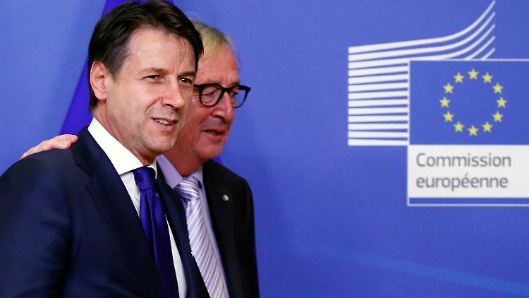 Italiens Ministerpräsident Conte (links) stellte EU-Kommissionspräsident Juncker neue Zahlen vor.