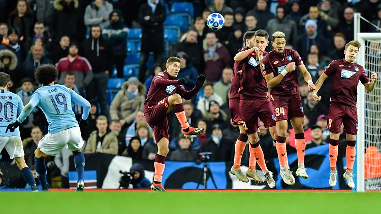 Mit einem Traumfreistoß glich City-Star Leroy Sané die Hoffenheimer Führung noch vor der Pause aus. Danach traf der DFB-Kicker erneut.