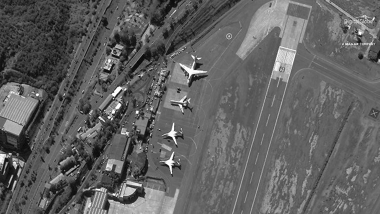 Das Satellitenbild von DigitalGlobe zeigt russische Militärflugzeuge auf dem Simon Bolivar International Airport in Venezuela.
