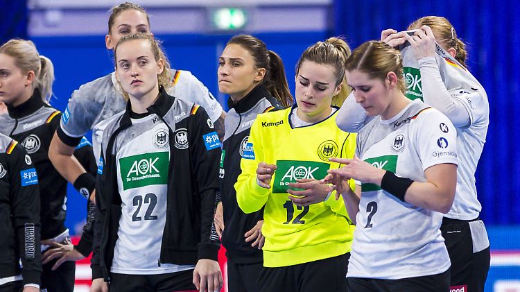 Na ja, ein wenig enttäuscht waren sie schon: die deutschen Handballerinnen nach der Niederlage gegen die Niederlande bei der EM. 